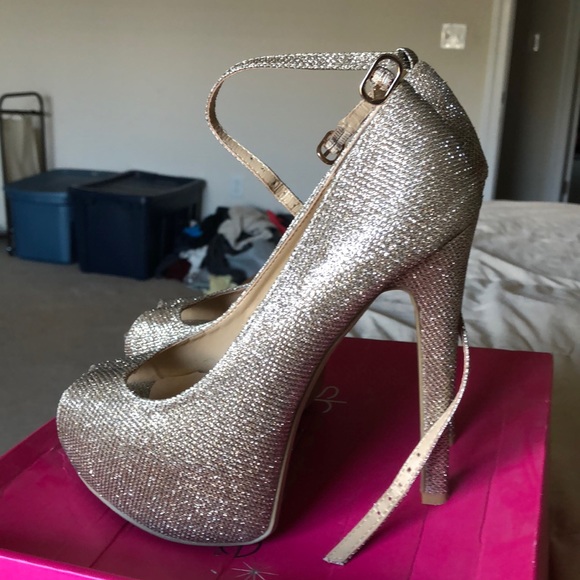 Gold heels - Picture 1 of 4